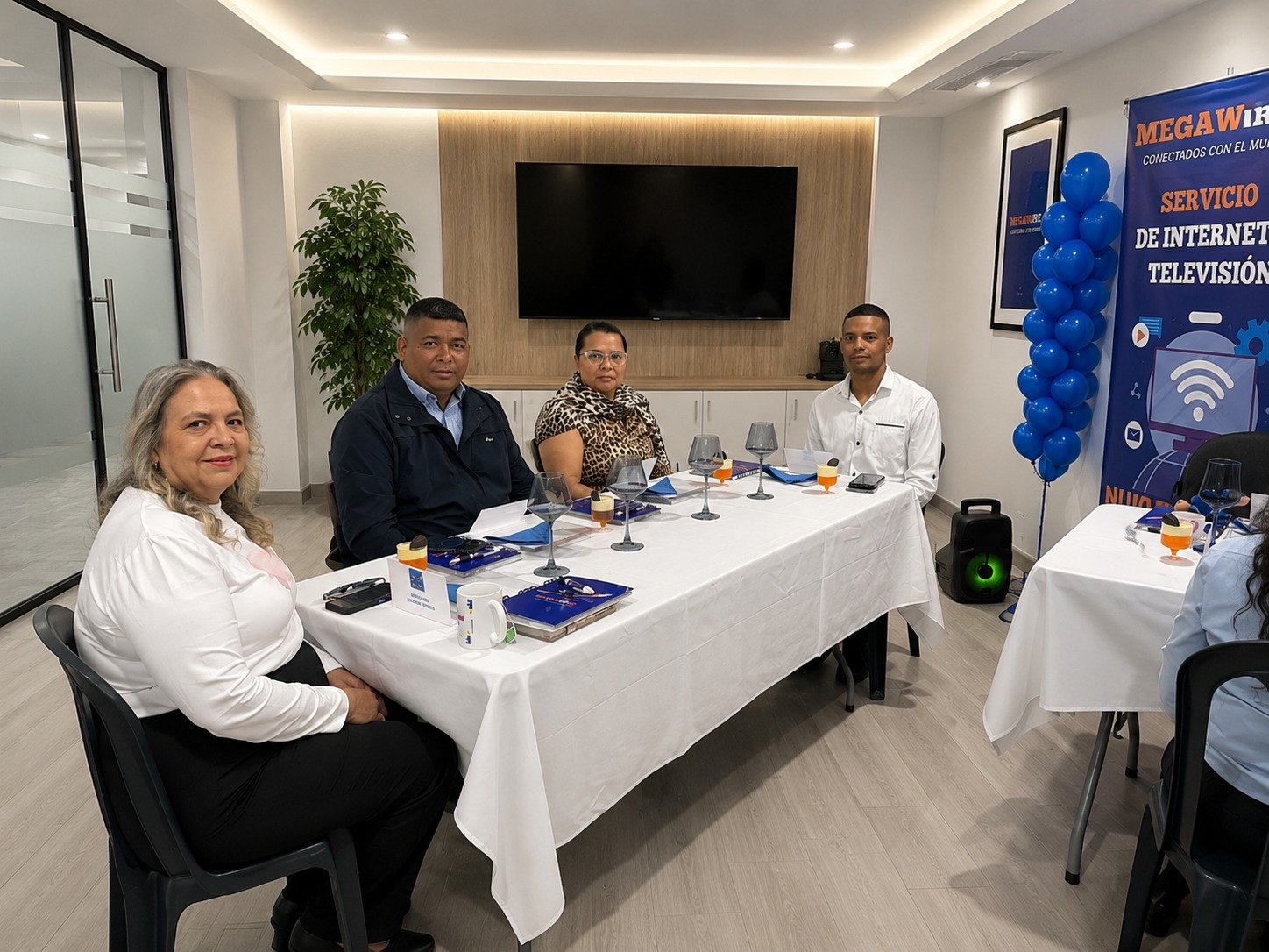 Técnicos Megawire instalando fibra