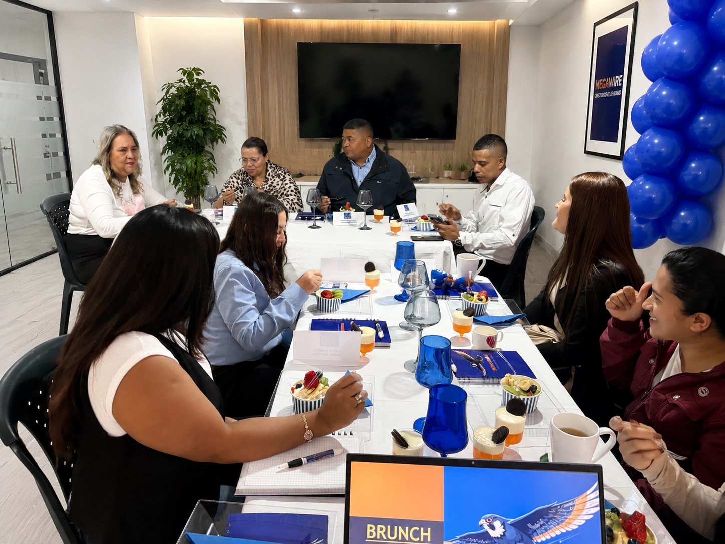 Equipo Megawire atendiendo clientes